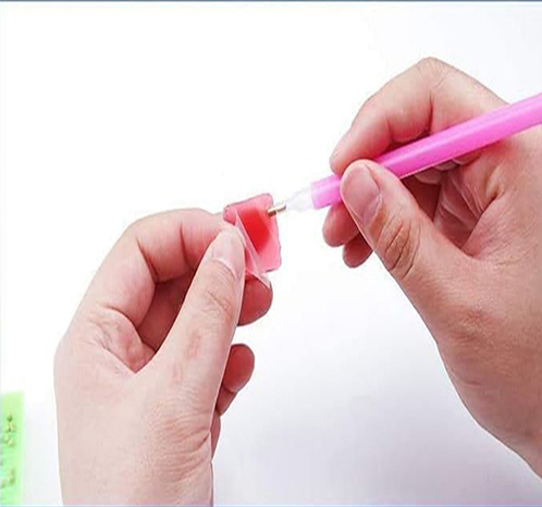 Dip The Applicator Tool Into The Wax Pad To Pick Up The Diamonds Effortlessly